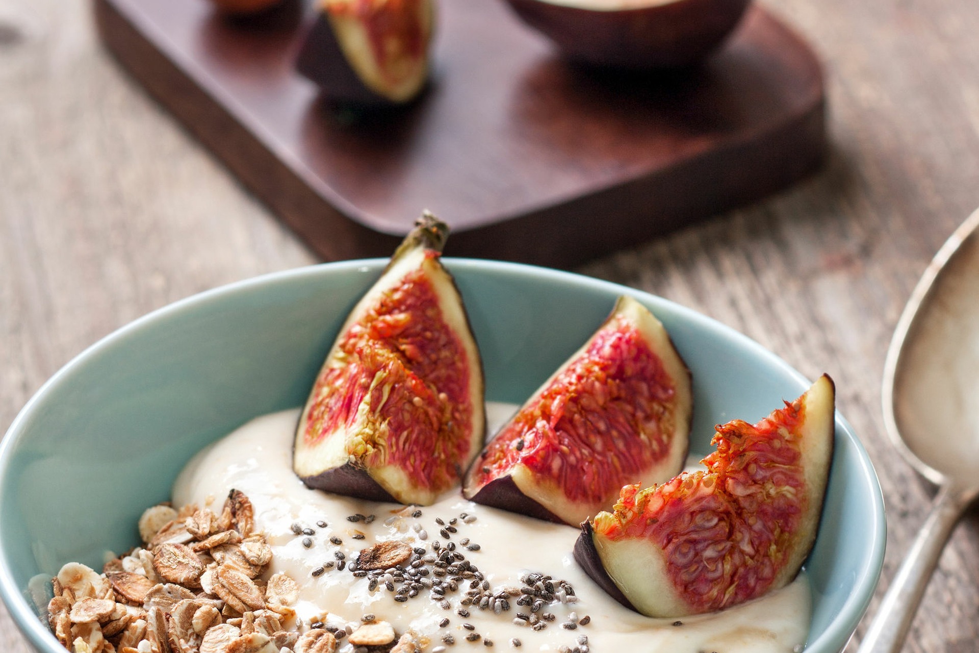 Veganes Müsli mit frischen Feigen