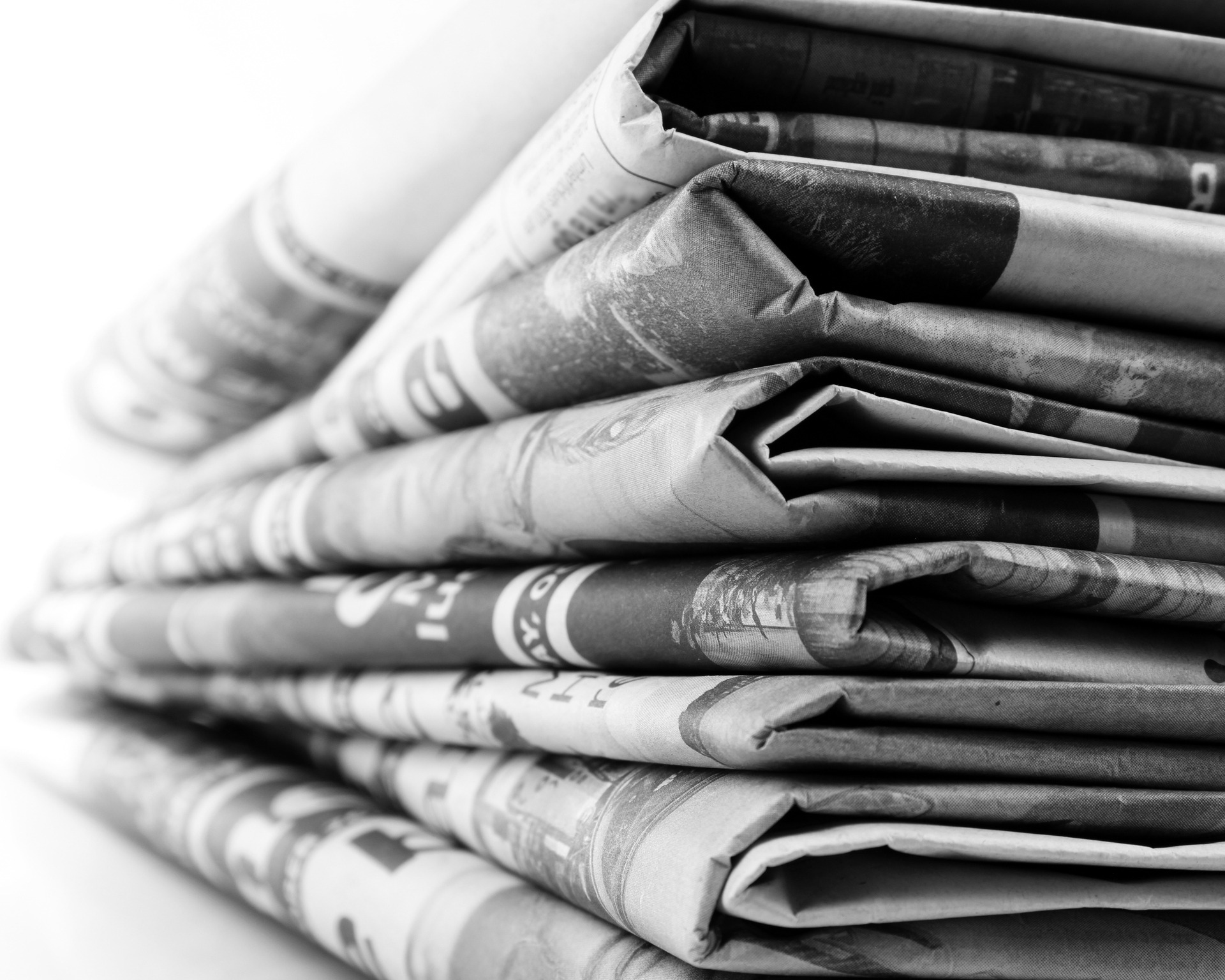 Stapel Zeitungen auf dem Tisch