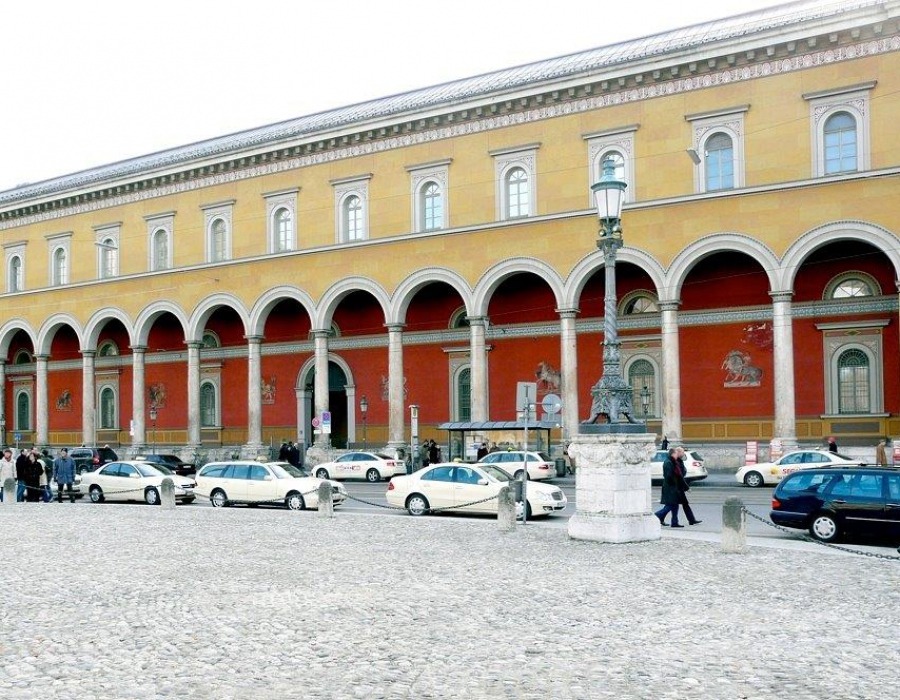 Die Maximilianstrasse in München Flanieren auf der